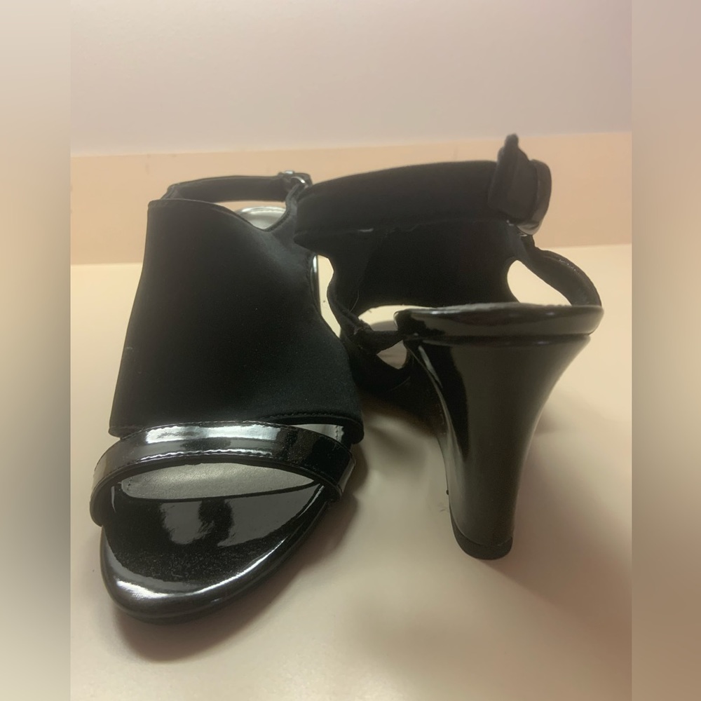 Bandolino black patent wedges